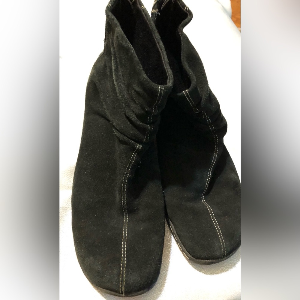 Bare traps woman’s boots